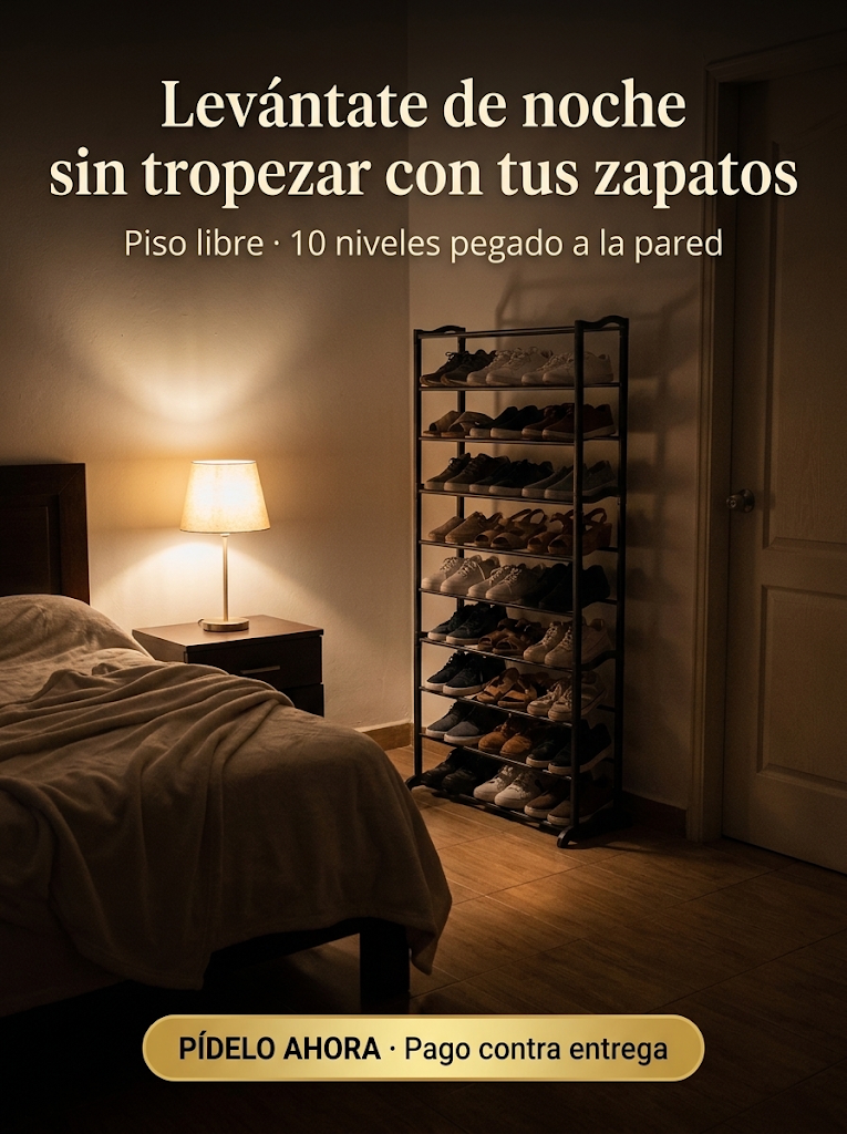 Zapatero organizador de 10 niveles en un dormitorio de noche, con la lámpara encendida y el piso despejado hasta la puerta