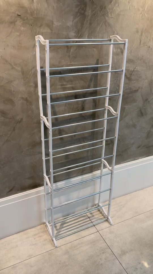 Detalle del zapatero de 10 niveles en una pared