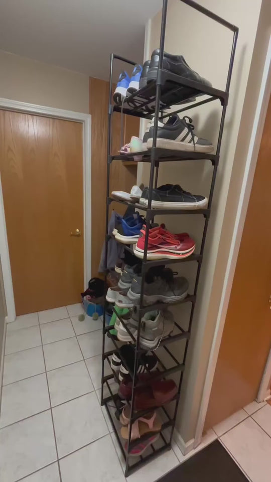 Zapatero de 10 niveles en la entrada de una casa con zapatos